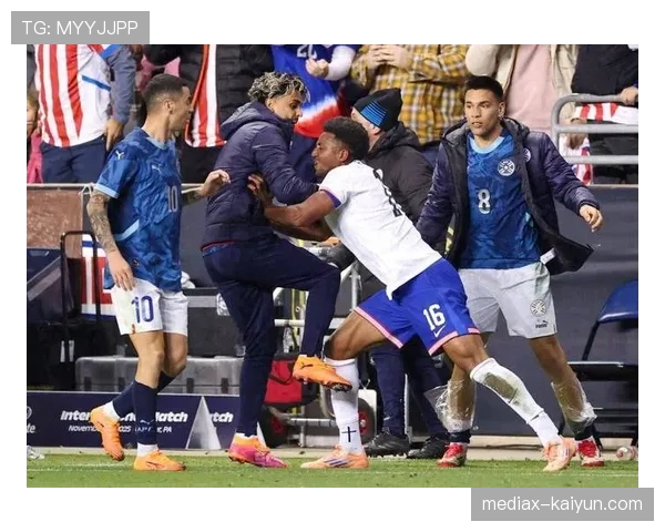 冲突瞬间：双方球员因一次铲抢发生推搡，裁判出示三张黄牌